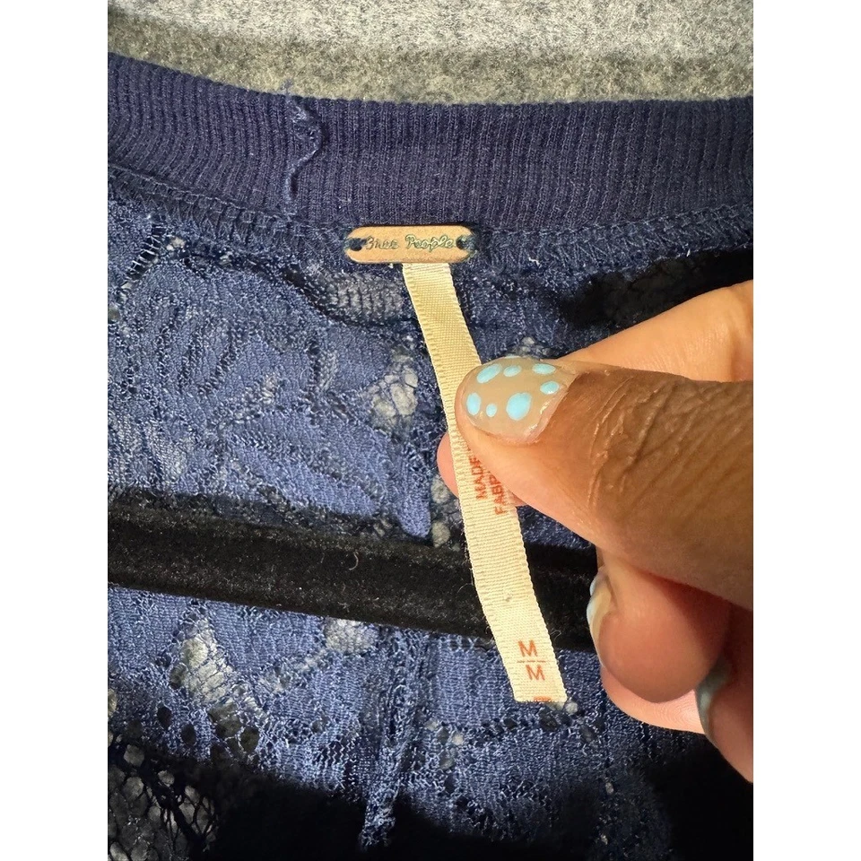 Top boho Free People para mujer azul medio Something Like Love encaje manga campana Foto 2 de 4