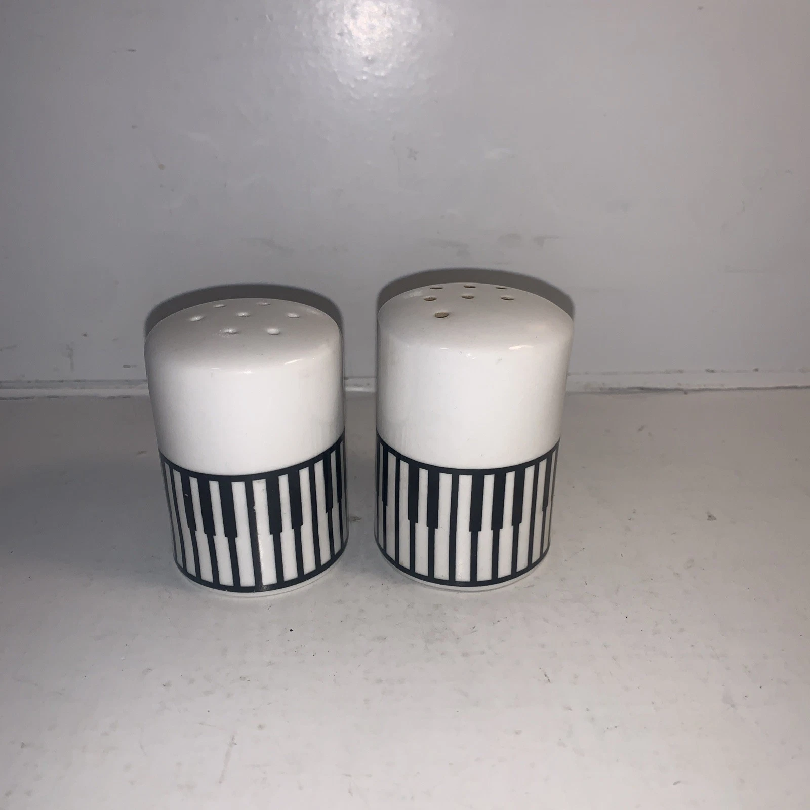 HTF!!! Lynns Stoneware Maestro Piano Keys Black & White Salt & Pepper Shakers