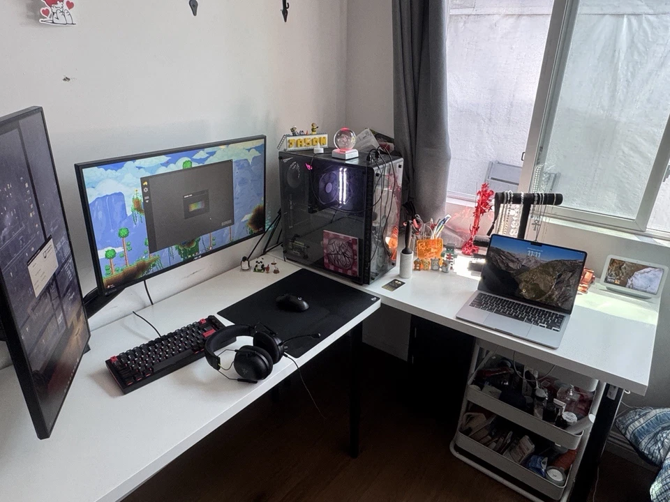 Configuración de juegos, viene con monitores, soporte de monitor, cables, teclado y ratón! Foto 3 de 4