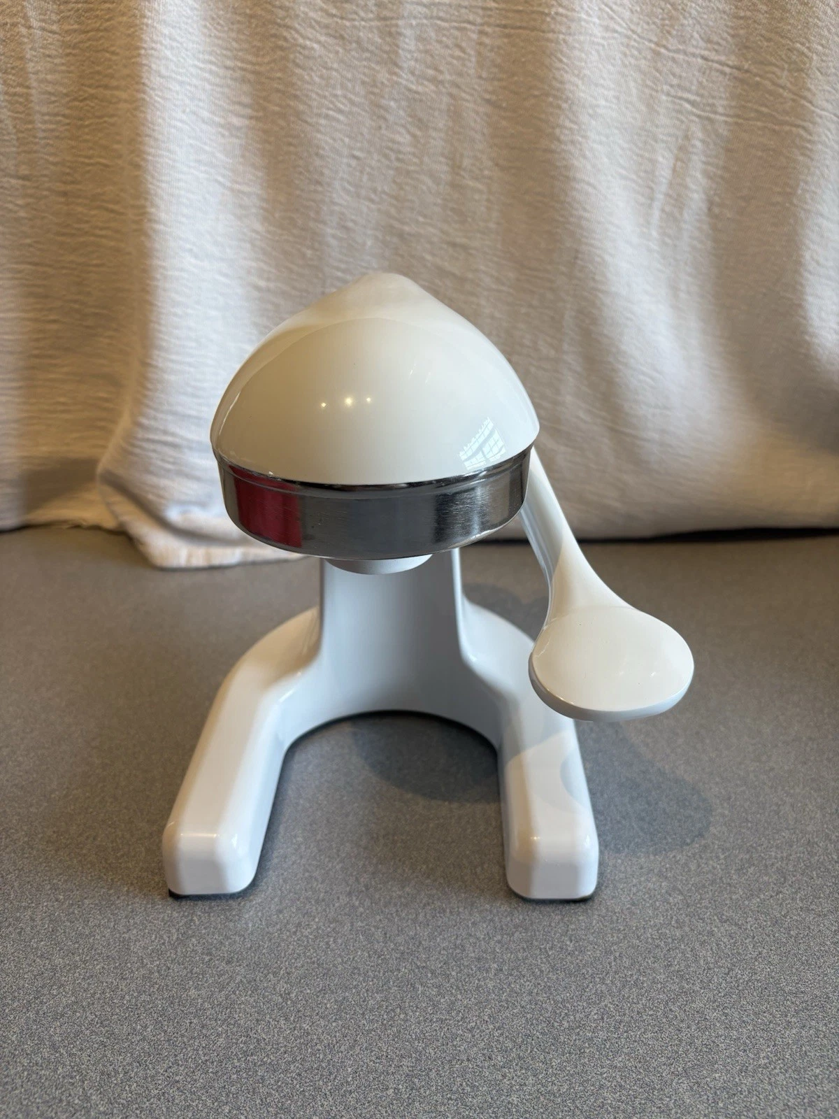 Never Used Metrokane Mighty OJ Manual Citrus Juicer White Chrome Original Box
Opens in a new window 