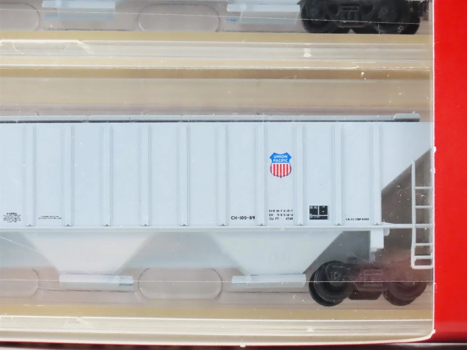N Scale Red Caboose RN-15407 MP UP Missouri Pacific 3 Bay Covered Hopper 3 Pack - Image 3 of 4