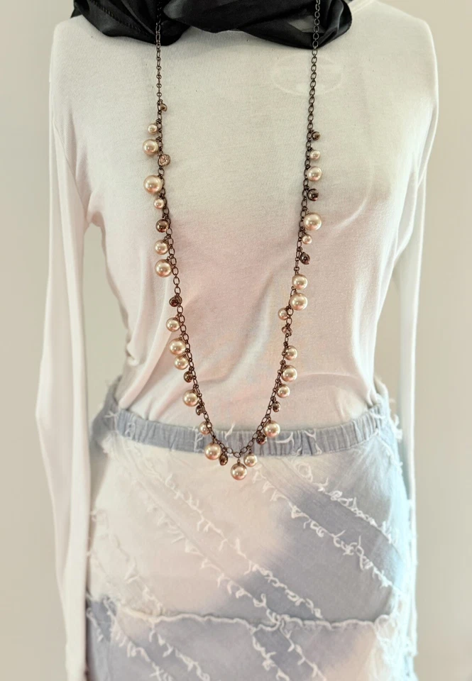 Collar largo Givenchy pistola de chocolate metal perlas y cristal firmado 42 pulgadas Foto 3 de 4