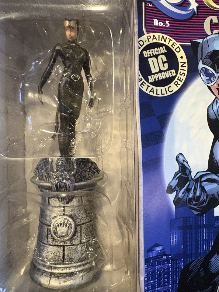 Coleção de bonecos de xadrez DC Catwoman Eaglemoss estatueta e revista Batman em excelente estado usado - Imagem 2 de 2