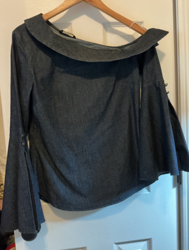 banana republic blouse dark denim off the shoulder with Bella sleeves