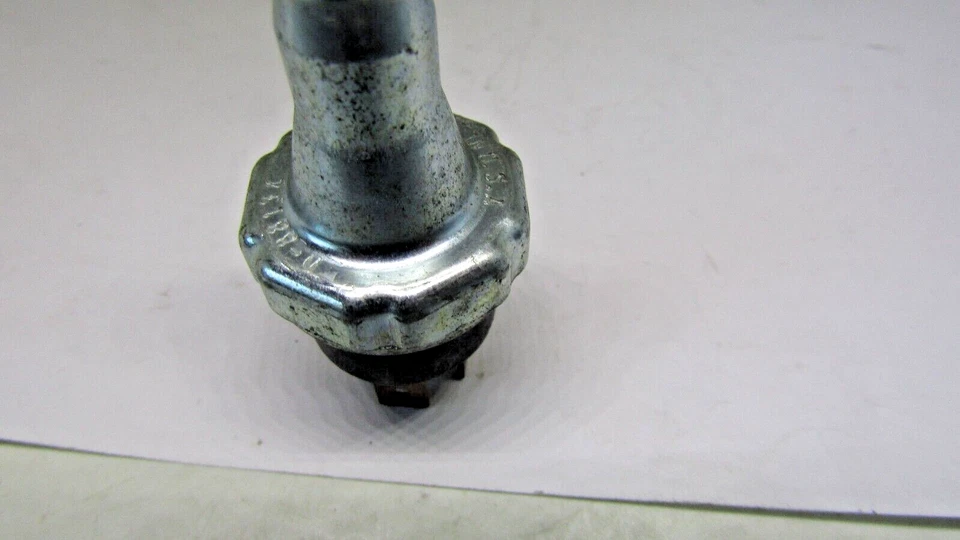 Переключатель датчика давления масла двигателя Standard Motor Products PS64 с подсветкой - Изображение 3 из 4