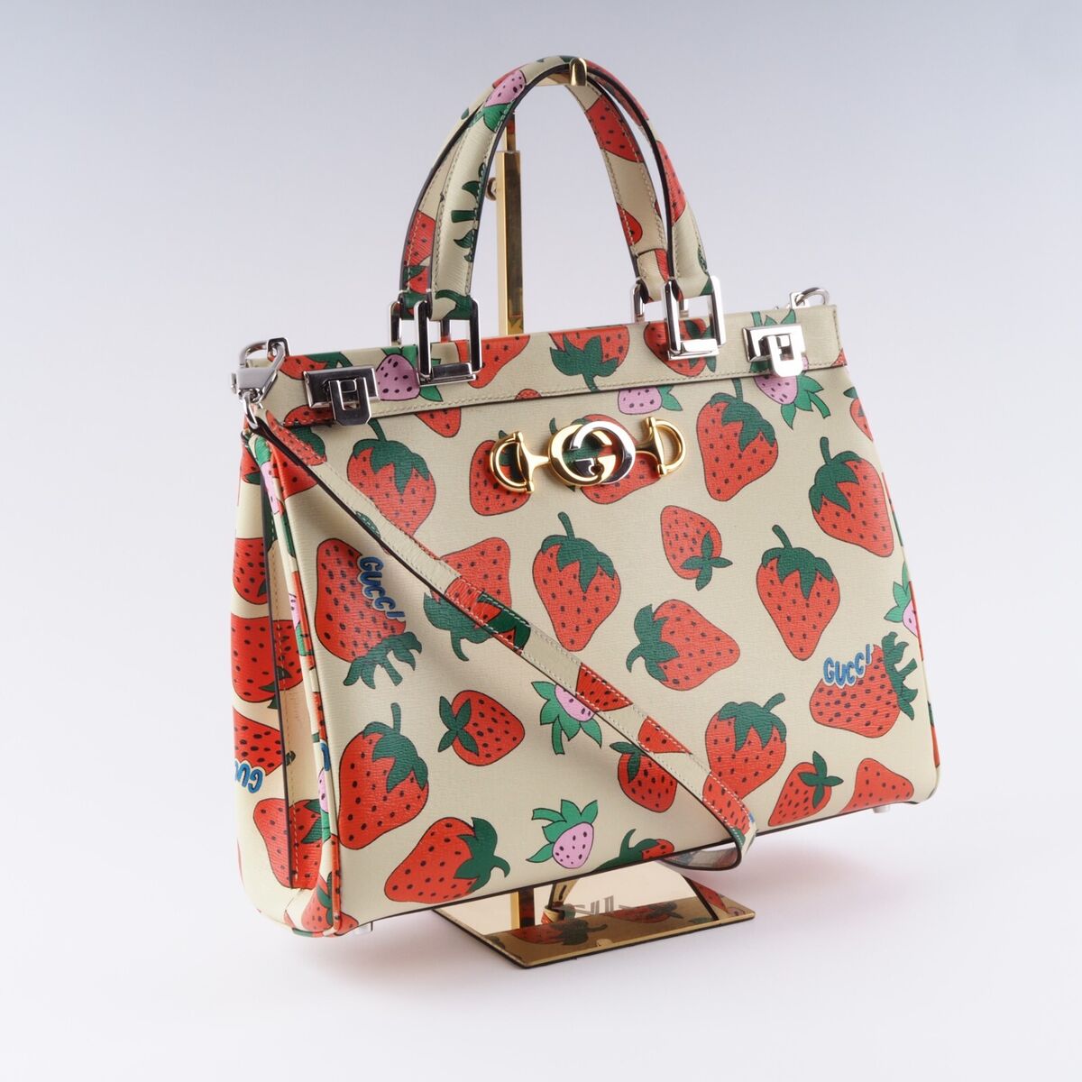 GUCCI Zumi Top Handle Medium Strawberry Print Limited 564714 GUCCI Zumi Top Handle Medium Strawberry Print Limited 564714