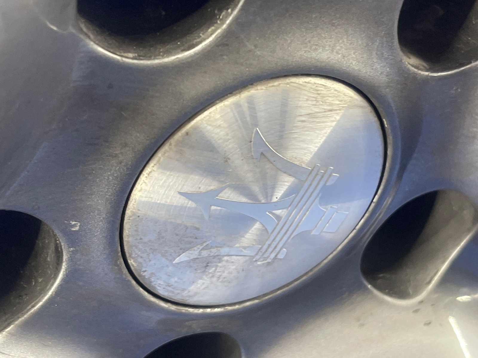 2017-2022 MASERATI LEVANTE OEM 19/8.5 5 V SPOKE WHEEL RIM SILVER *CURBED*