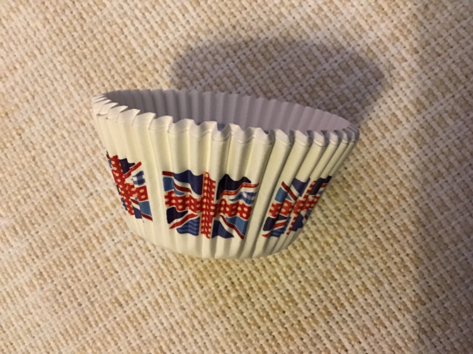 British flag cupcake liners with beefeaters & red dots, 75ct-image