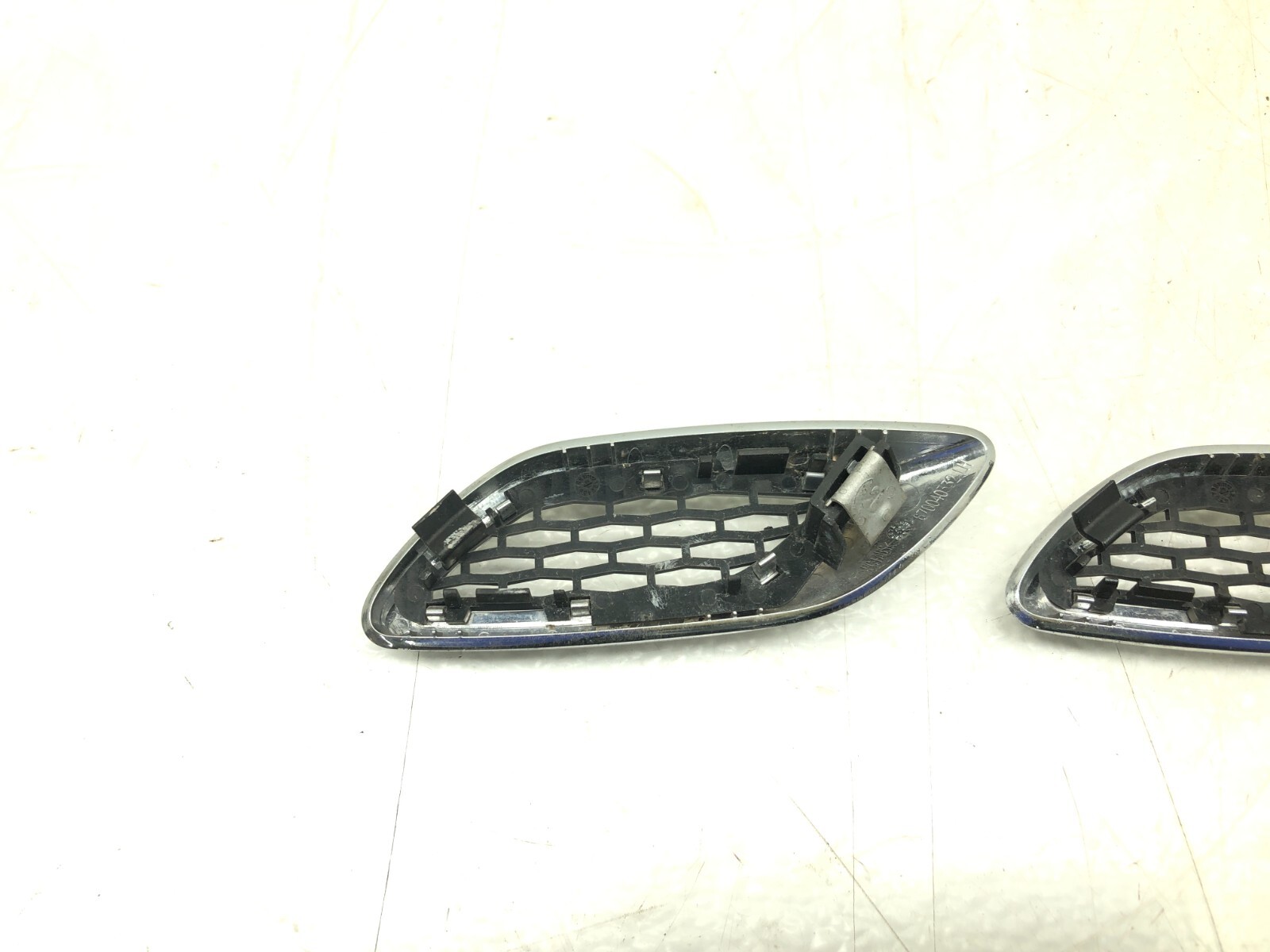 2017-2020 MASERATI LEVANTE LEFT DRIVER FRONT FENDER VENT GRILL TRIM SET X3 OEM