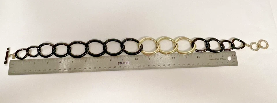 Colar Banana Republic assinado link muito grande tom dourado e esmalte preto 19" - Imagem 3 de 4