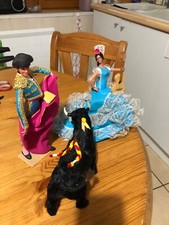 Lots d’ANCIENNE POUPEE DE COLLECTION Espagnol torrero, sa compagne et le taureau