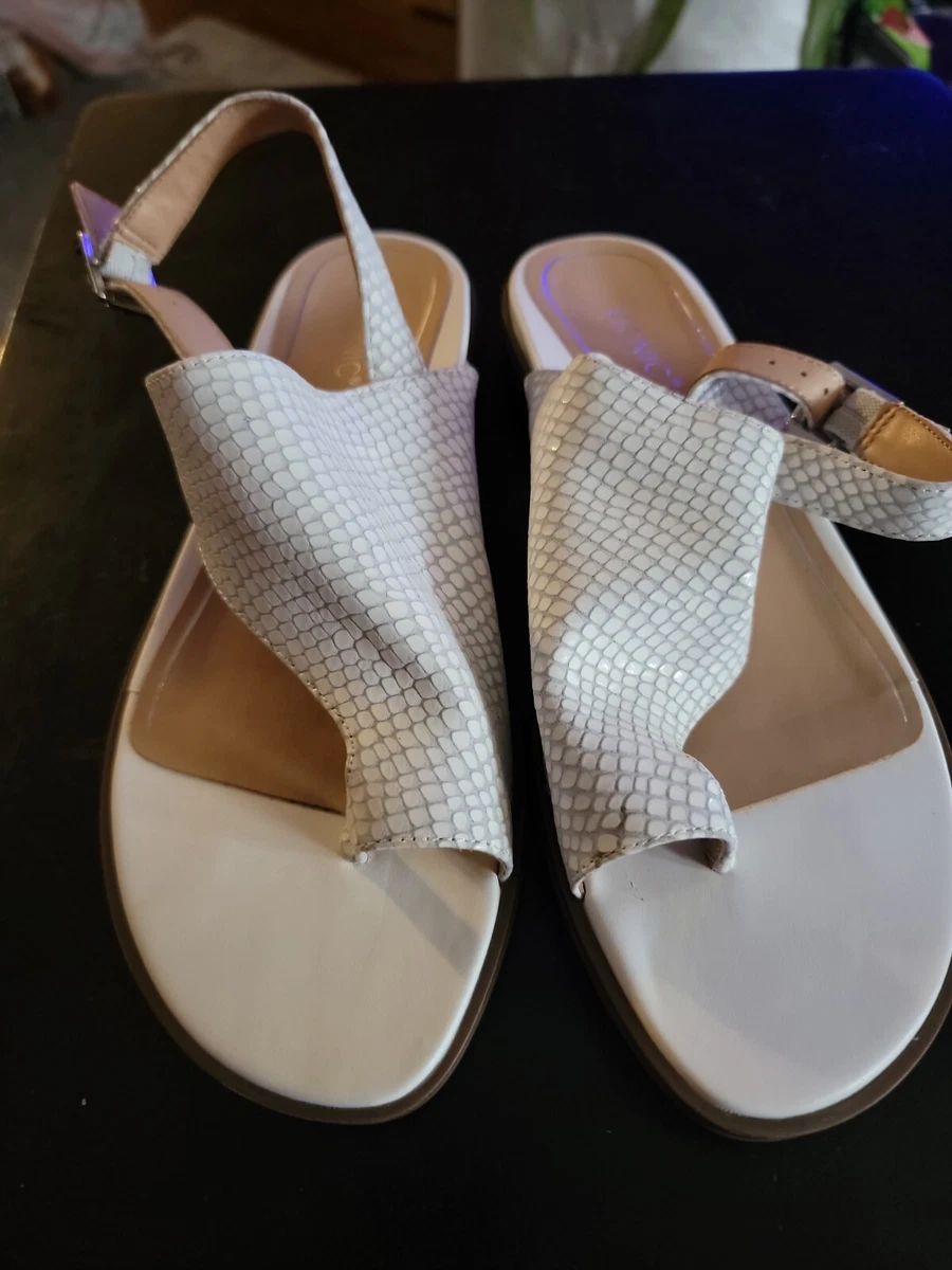 Toe loop sandals deals with arch support