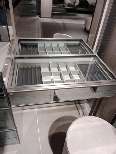 Grauer Schminktisch Mit Spiegel Und Hocker Luxuriöser Kosmetiktisch Designer Set - Imagen 5 de 7