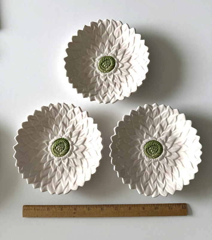 New Mikasa Silk Floral Pink Embossed Leaves  Set of 3  Snack App 6.5" Plates