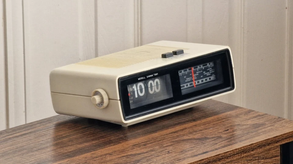 Sanwa Electronic Flip Clock Radio / Space Age / Rare / White / Vintage / 1970s - Image 2 of 4