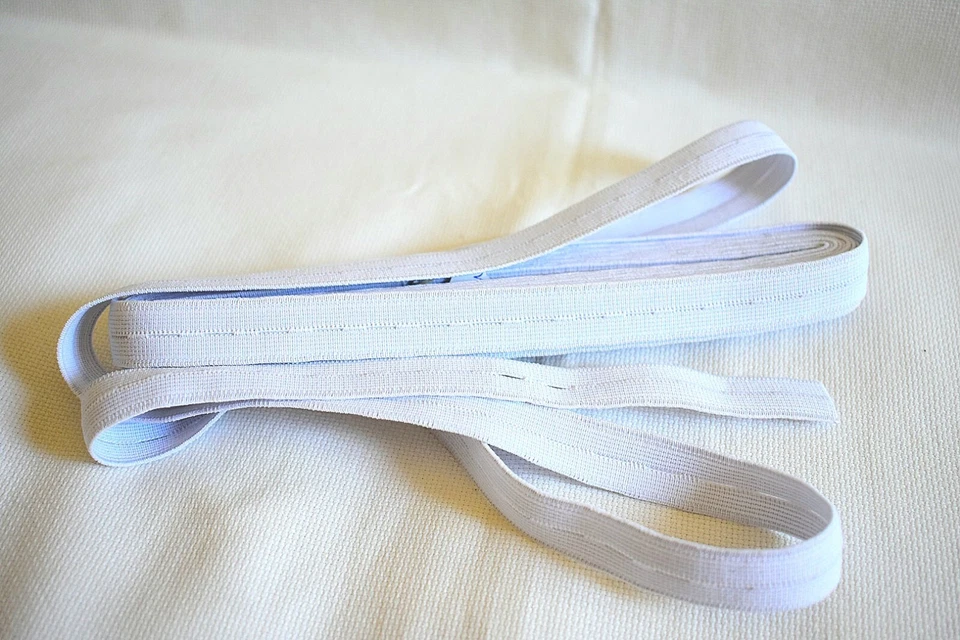 1 M DI NASTRO BI ELASTICO CON ASOLE PER BOTTONI ALTEZZA 18mm ⬜️ - Immagine 4 di 4