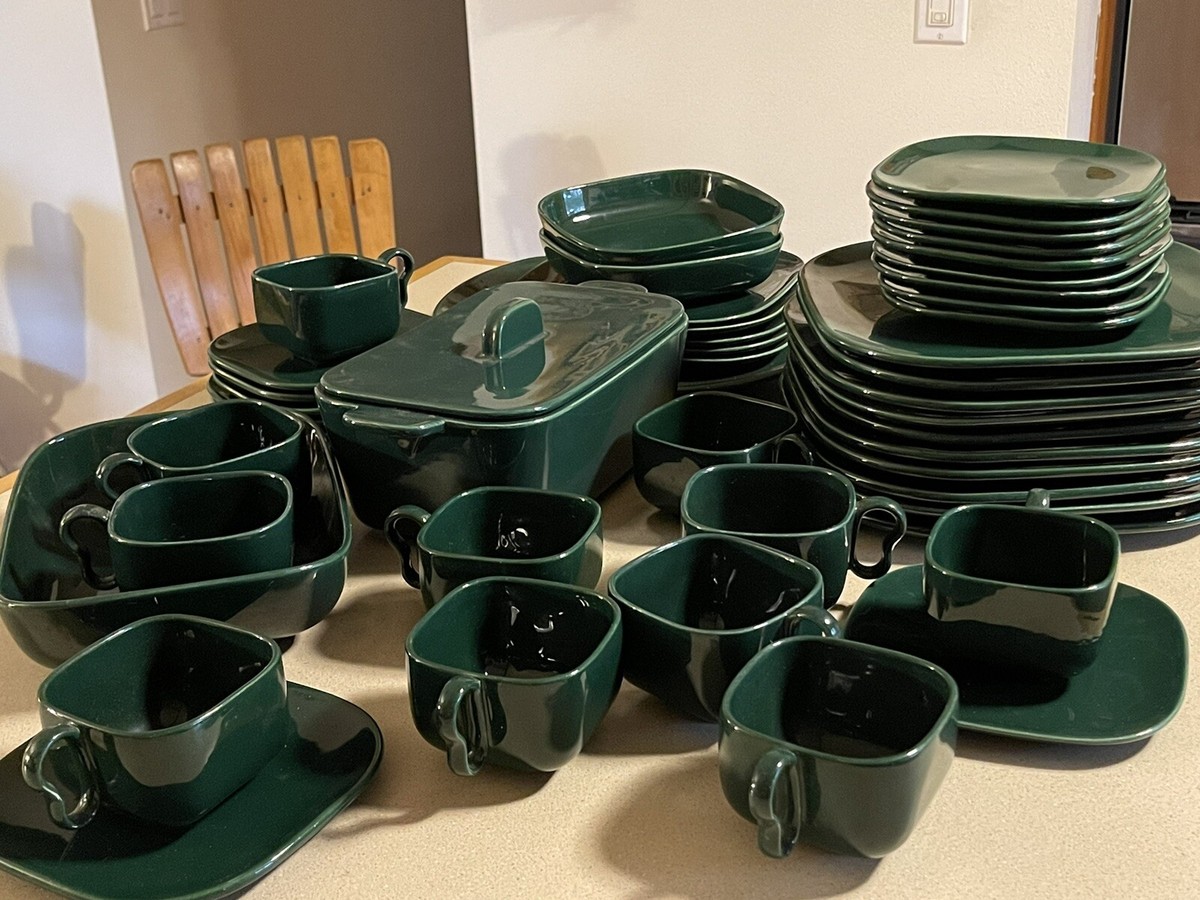 5-piece Franciscan Metropolitan Tiempo dark olive green dinnerware set