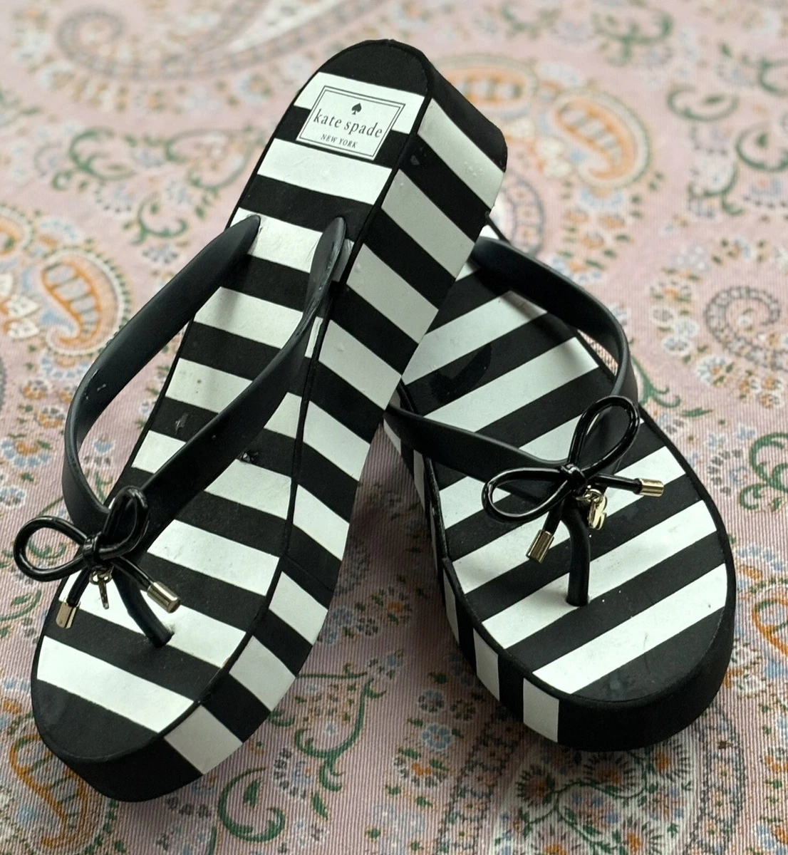 Kate spade black shop and white flip flops