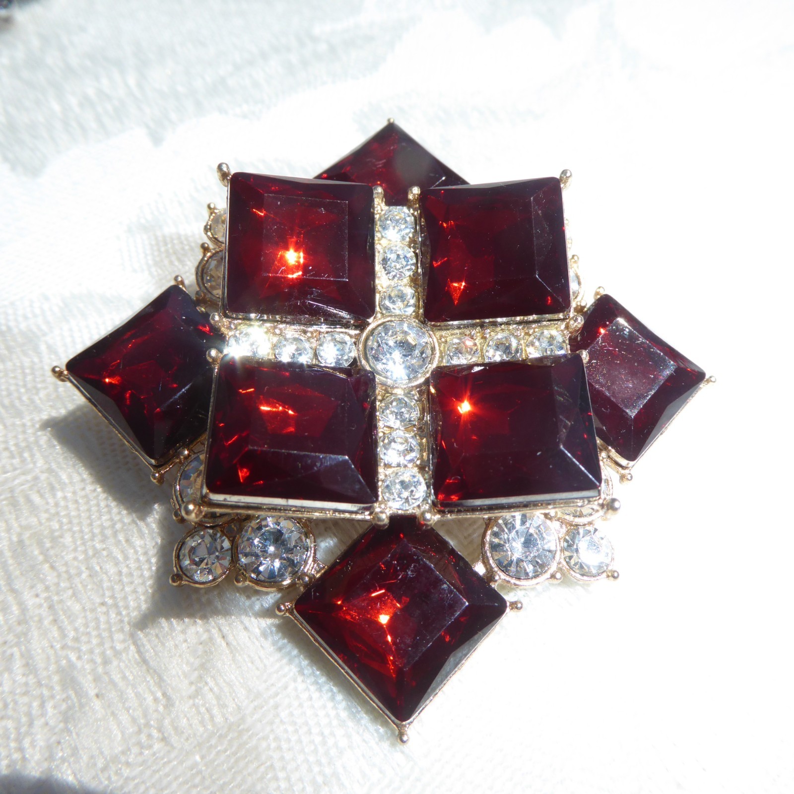 AMAZING 2014 Avon Signed Bijou de Collection RED CLEAR Crystal Rhinestone BROOCH