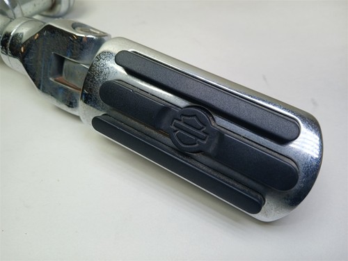 Harley-Davidson Hwy Footpegs w/ Chrome Mounts Chrome & Rubber 50130-95A - Picture 3 of 7