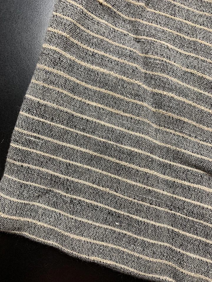 Funda de almohada a rayas Bhujodi tejida a mano con borla lumbar gris Foto 3 de 4