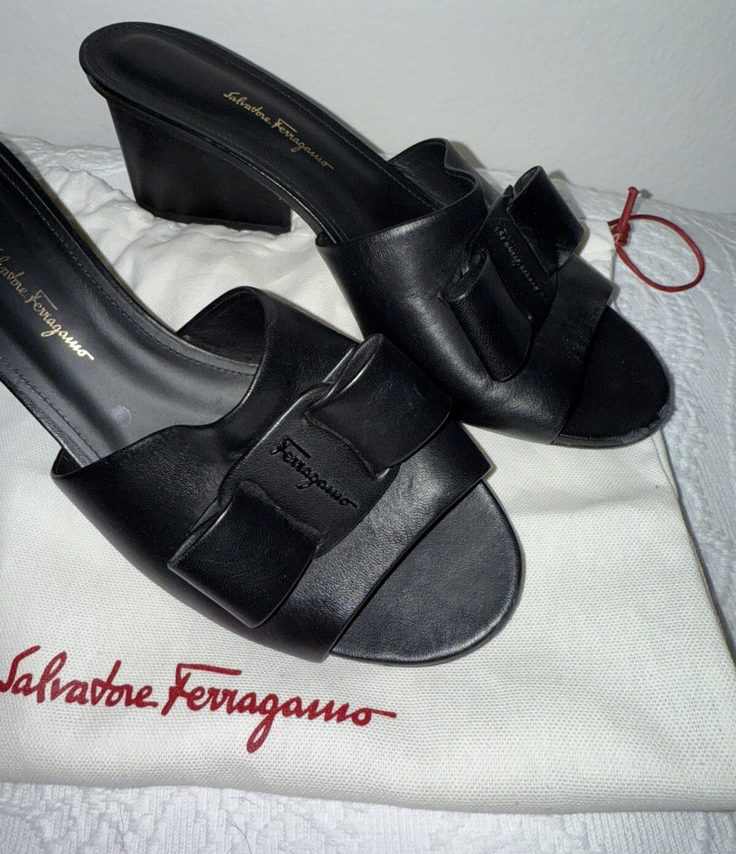 サンダル・ミュール Salvatore Ferragamo Black Satin Mules Salvatore Ferragamo Black Valery Leather Bow Mules Sandals