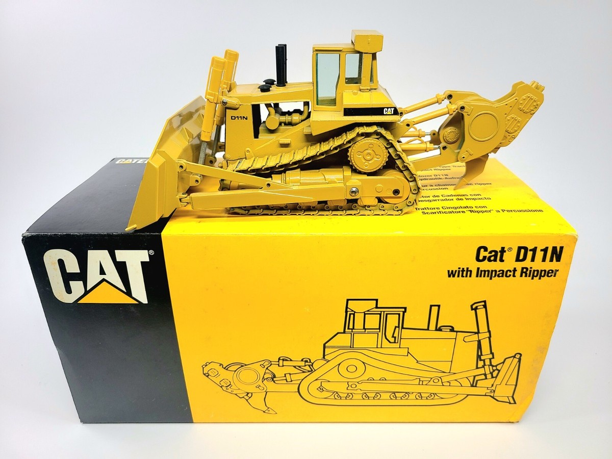 CAT D11 DOZER TKN DESIGN 1:50スケール 1:50 Cat® D11 Dozer - TKN Design — Diecast Masters America