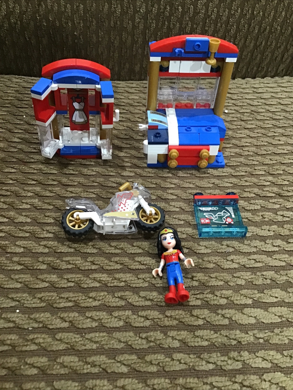 LEGO DC Super Heroes  Wonder Woman w/ Motorcycle & Booth Minifig parts 41235