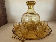 ANCIEN SERVICE A LIQUEUR VINTAGE EN VERRE JAUNE (PLATEAU + CARAFE + 7 VERRES)
