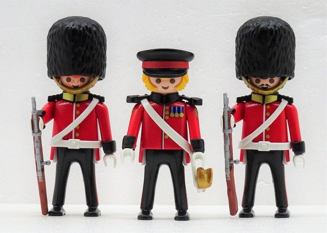 3 X Royal Guard = 2 X Palace Guard +1 Officer Playmobil To Bearskin Cap RAR | eBay