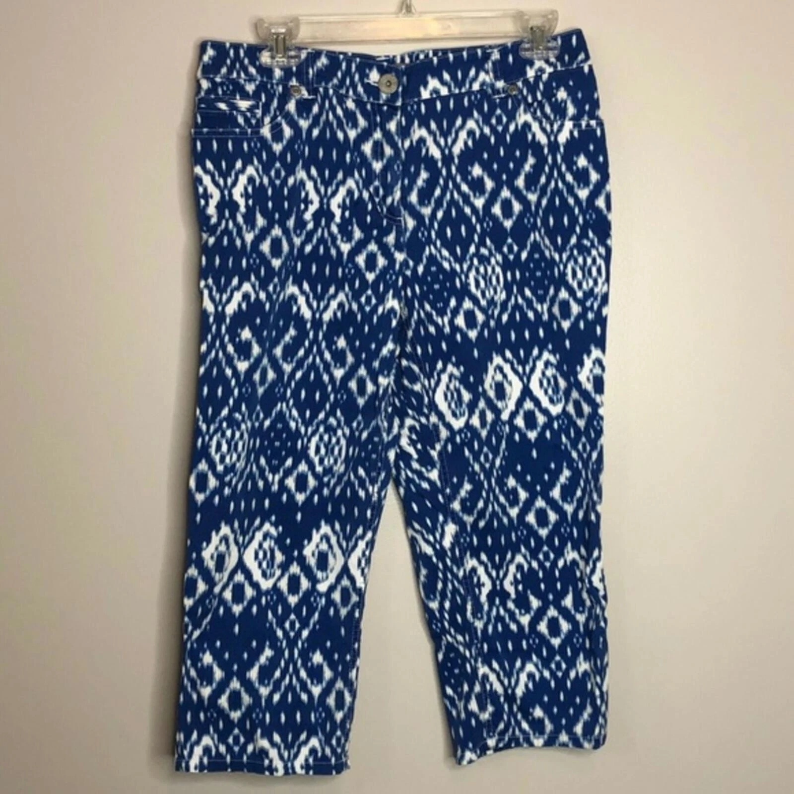 Chicos White & Blue Ikat Print Capri Pants Sz 1/M