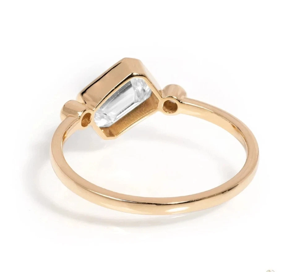 Anillo de regalo propuesta bisel moissanita de 3 piedras corte esmeralda de 2 quilates oro amarillo de 14 quilates FN Foto 2 de 4