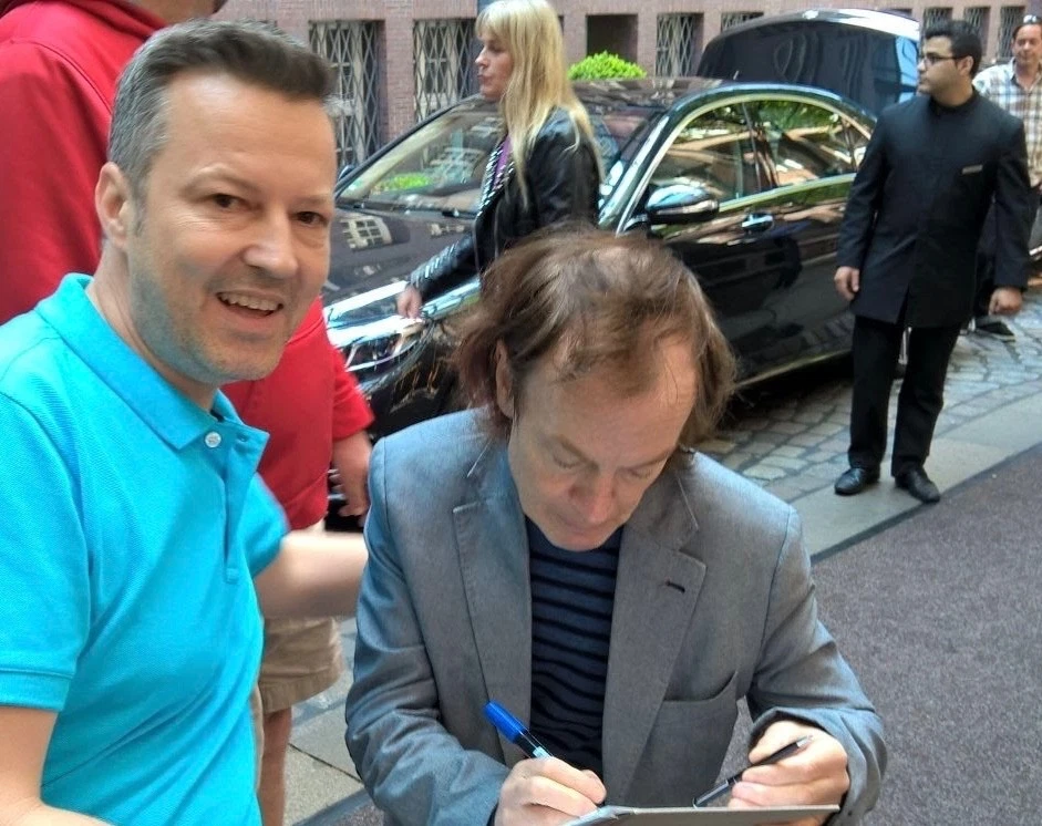 Original AC/DC Autogramm Stevie Young und Plektrum von ihm selbst bespielt in HH - Bild 3 von 3