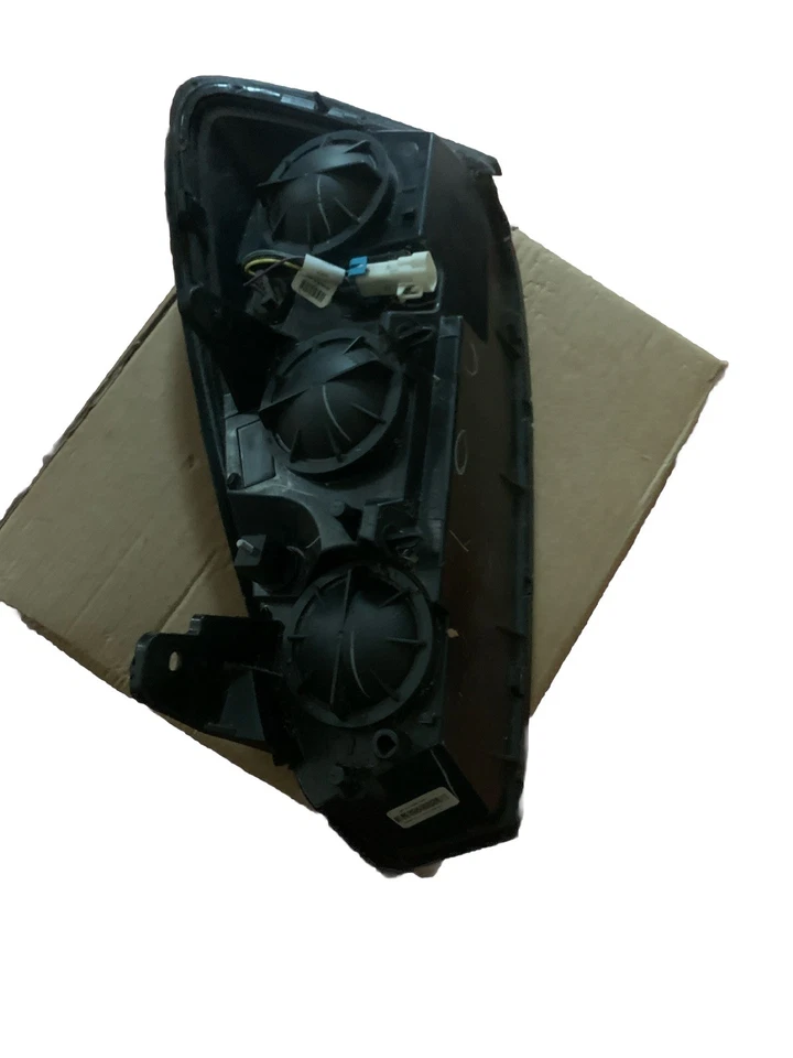 Лампа головного света в сборе для правостороннего пассажира Chevy Malibu 04-08 GM 15851372 - Изображение 4 из 4