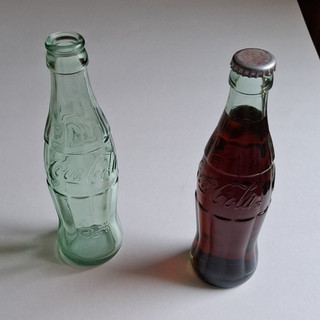 Coca Cola 2x Glasflasche 0 2 L – grün leer braun gefüllt Kronkorken