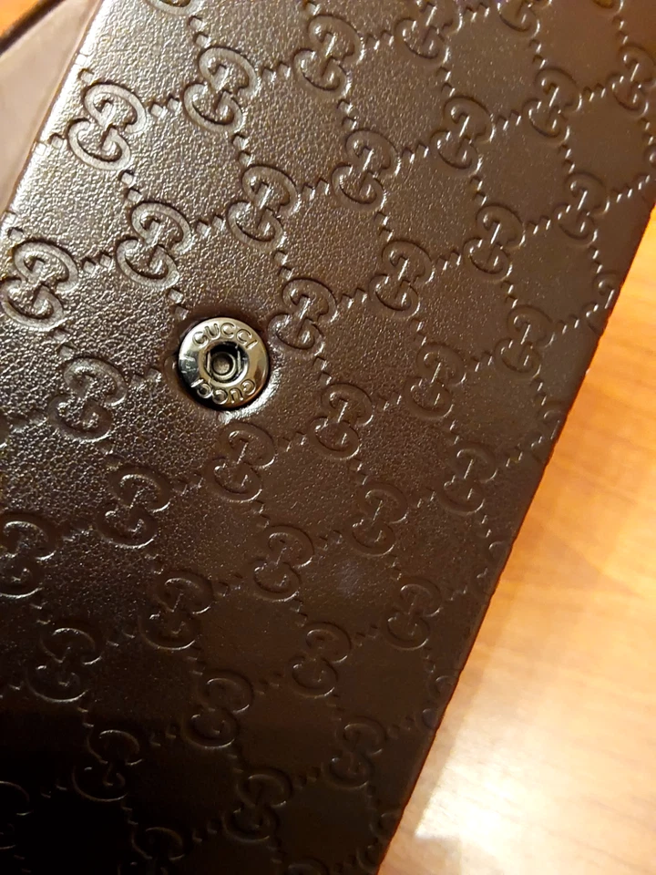 Portaocchiali Gucci in pelle marrone con monogramma GG, completo di panno Gucci - Immagine 3 di 4