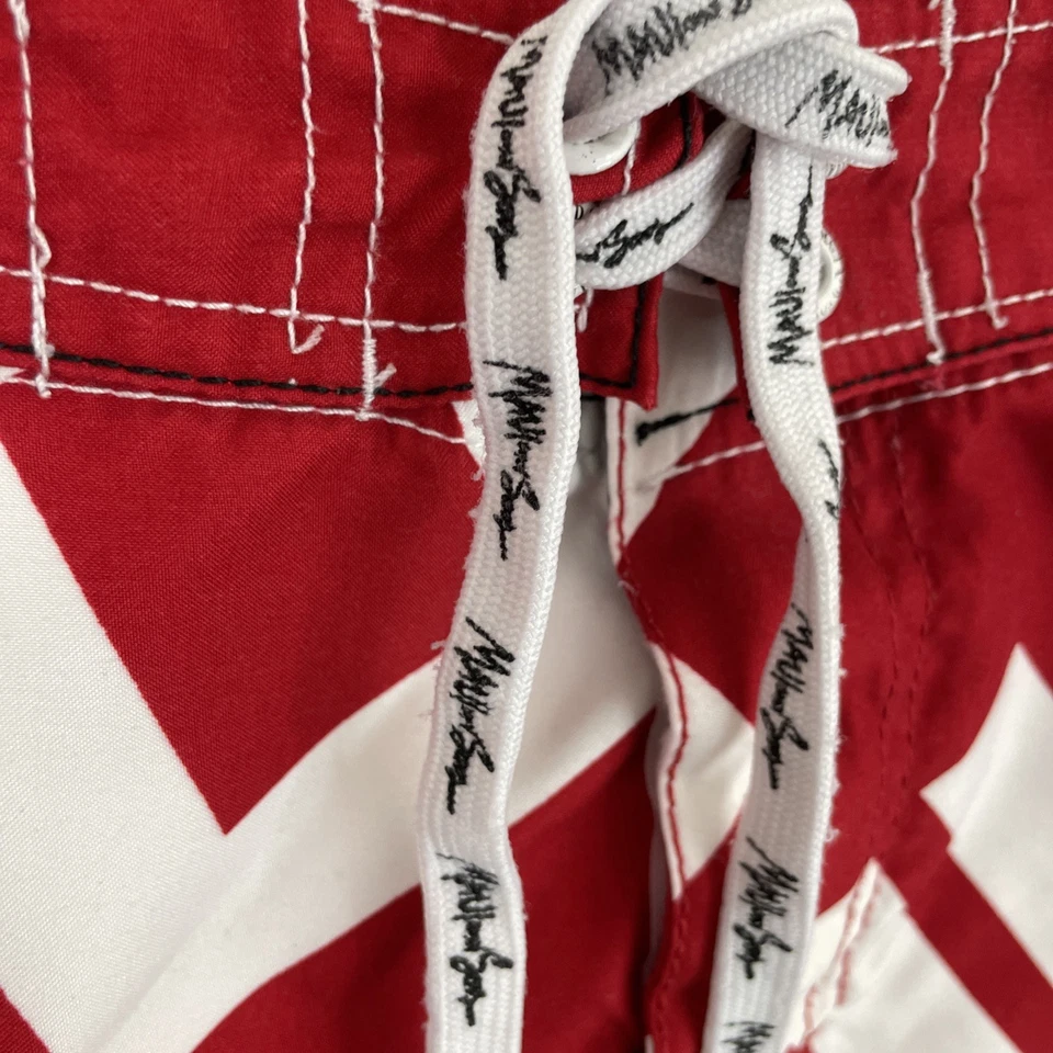 Pantalones Cortos de Tablero Maui & Sons Para Hombres 36 Rojo y Blanco Estampado de Logo Corbata Cintura Foto 4 de 4