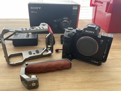 Sony Alpha 7R III 42.4 MP Digital Camera - Black (Body only) W/ Cage&LBracket - Picture 2 of 6