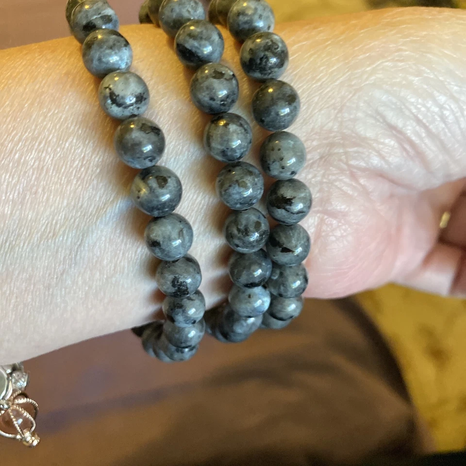 3 Strand Bracelet With Round Statement Piece In The Center. Dark. Grey - Imagem 3 de 4