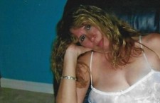 E/326 PHOTOGRAPHIE FEMME BLONDE POSE DANS SON FAUTEUIL LINGERIE BAS NYLON CHARME