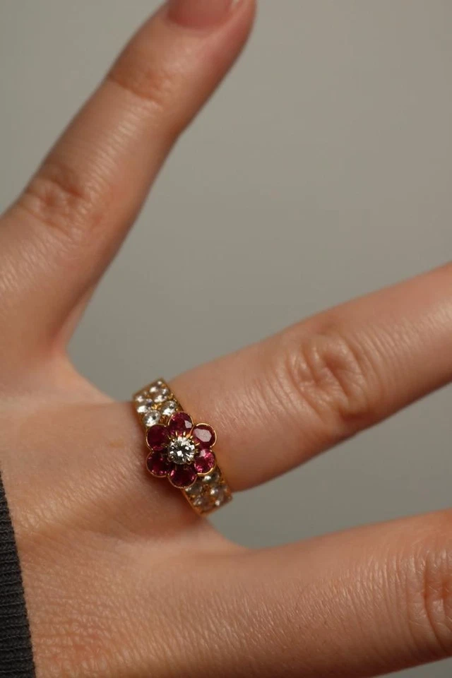 Anillo Van Cleef Rubí Diamante Racimo Flor Oro Amarillo 18K Talla 5.25 Foto 3 de 4