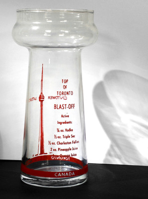 Vintage CN TOWER ''Top of Toronto'' geformtes hohes Cocktail Rezept Glas. 16 cm groß