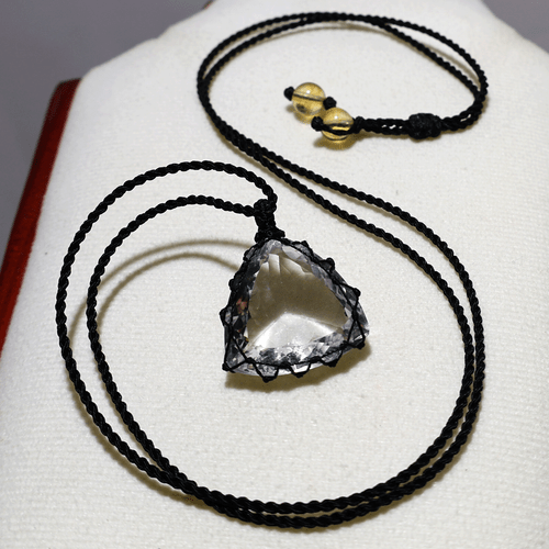 Luz de montaña ~ Collar de cristal gema de macramé tejido a mano de cuarzo natural del Himalaya - Imagen 1 de 11