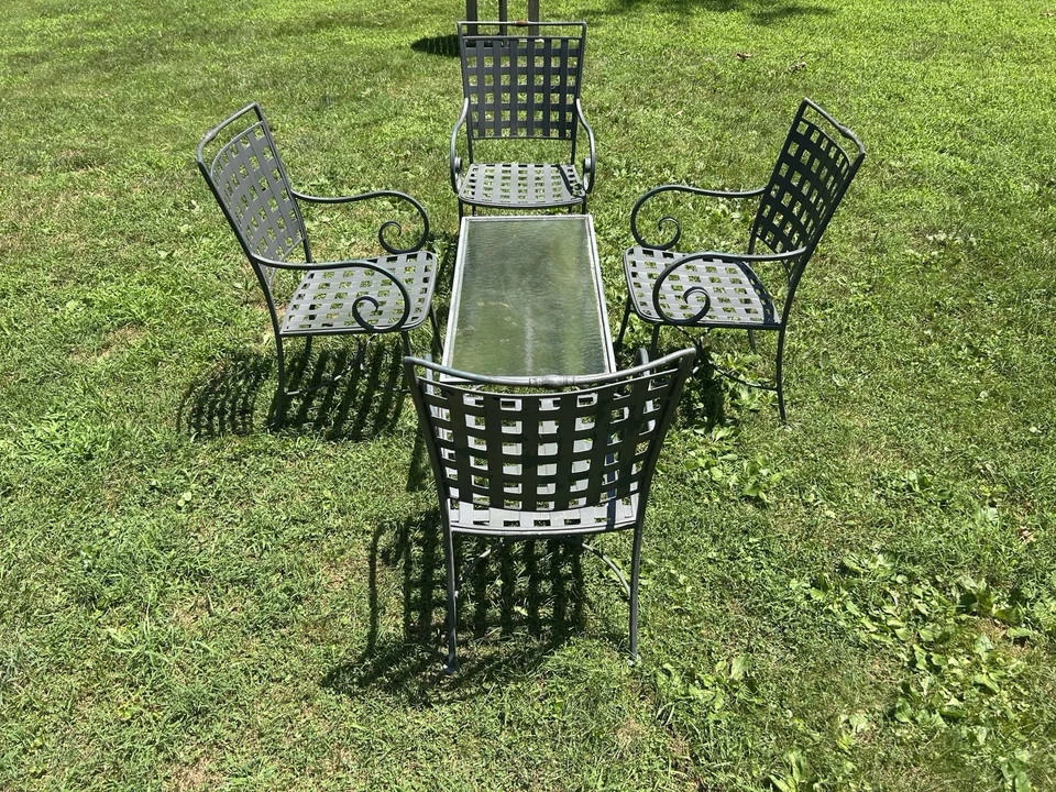 Hermoso juego de mesa y 4 sillas de patio de hierro forjado Jordan marrón Foto 3 de 4