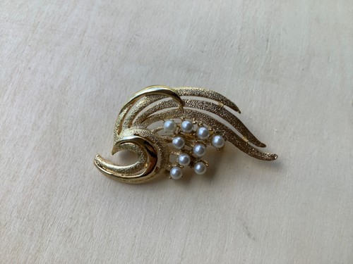 Vintage Spray Brooch Pin Faux Pearl Matte and Shiny Gold Tone Unsigned Beauty - Picture 3 of 12