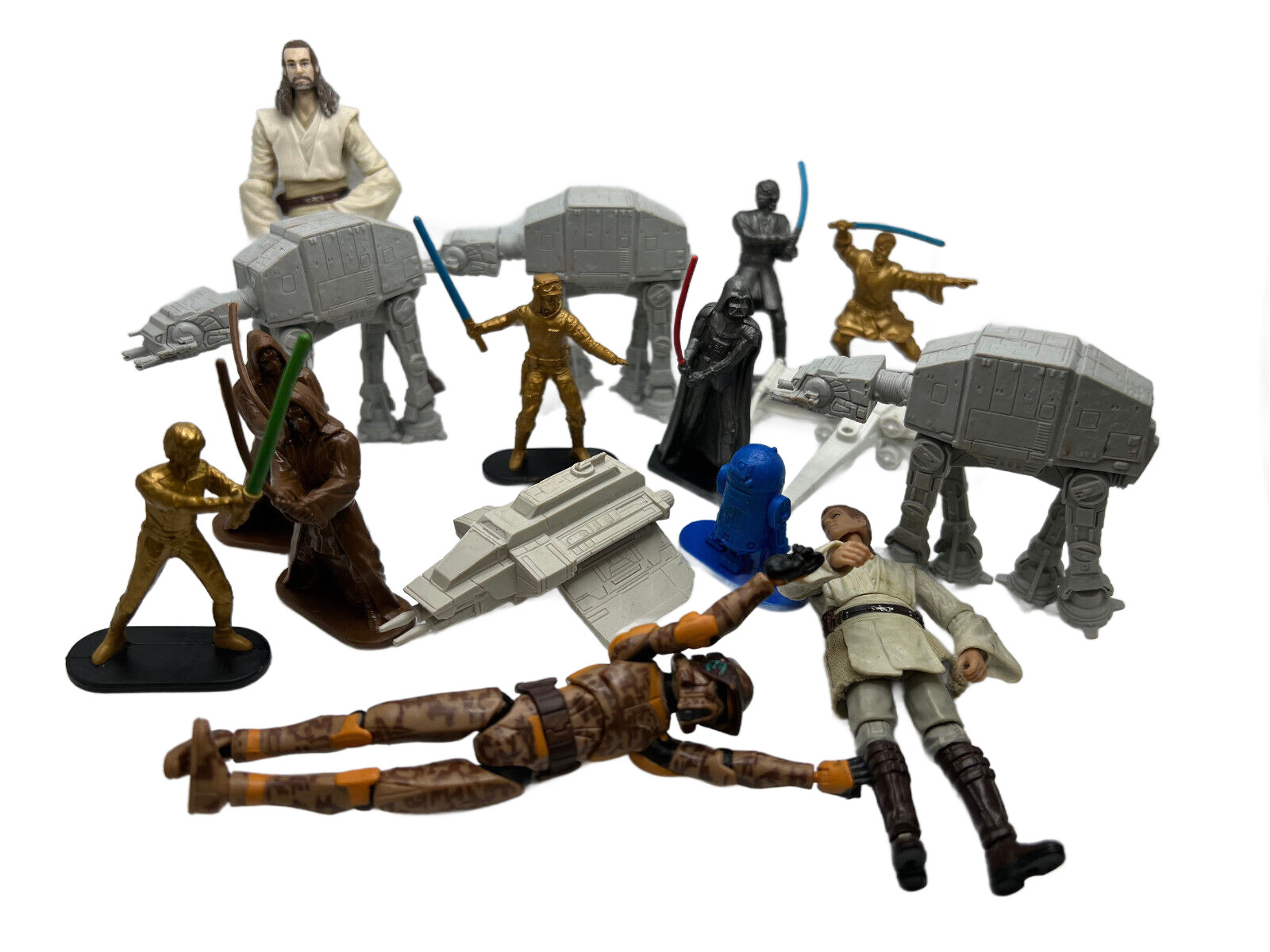 Lot of 16 Small Star Wars Figures Super Cool find!
