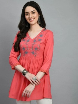 Indische Damen SCHÖNE Pfirsich Viskose Blumen bestickt Kurta Kurti Neu Top...
