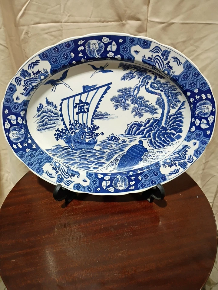 Placa Cargador Porcelana Japonesa Azul y Blanco con Soporte de Exhibición 18" de Ancho. Foto 2 de 4