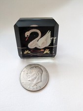 VTG Lucite Entgegengeschnitzter Bemalter Schwan Wasser Griff 2 1/8 In Multicolor