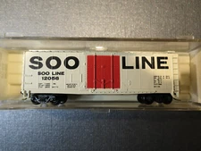 N - Atlas 3323 - 40" Plug Door Boxcar, SOO Line     M-T trucks w/M-M couplers LN